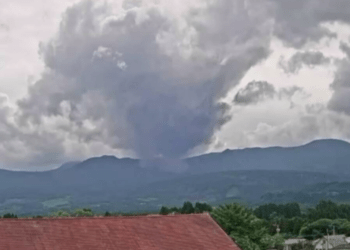 Monte Shinmoe entra em erupção no sudoeste do Japão