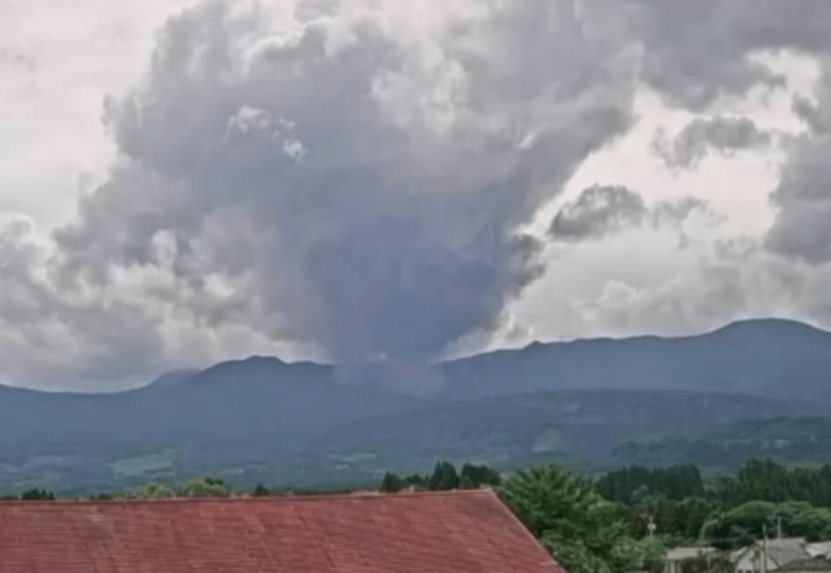 Monte Shinmoe entra em erupção no sudoeste do Japão