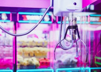 Rei dos fliperamas japoneses, UFO Catcher da Sega completa 40 anos