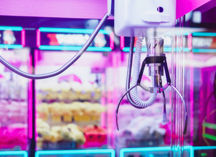 Rei dos fliperamas japoneses, UFO Catcher da Sega completa 40 anos