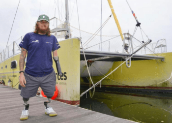 Primeiro velejador triplamente amputado do mundo a cruzar o Pacífico chega ao Japão