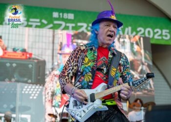 Guitarra baiana de Armandinho Macêdo agita o palco no Festival Brasil&Latino