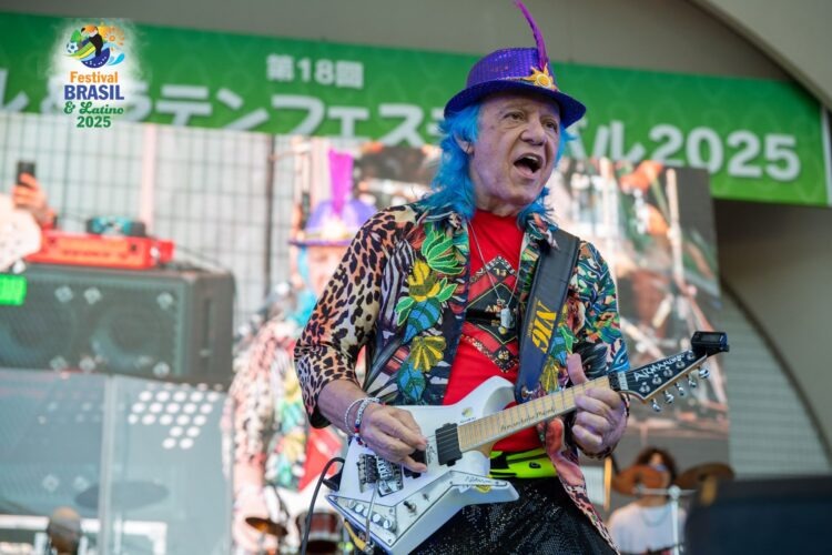 Guitarra baiana de Armandinho Macêdo agita o palco no Festival Brasil&Latino