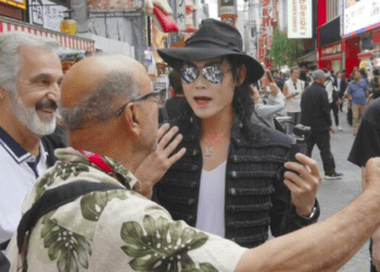 Imitador de Michael Jackson no Japão ajuda a combater problemas de turismo excessivo