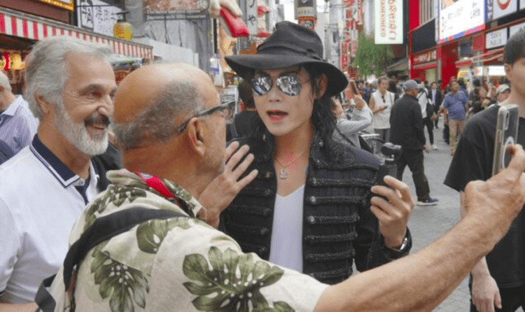 Imitador de Michael Jackson no Japão ajuda a combater problemas de turismo excessivo