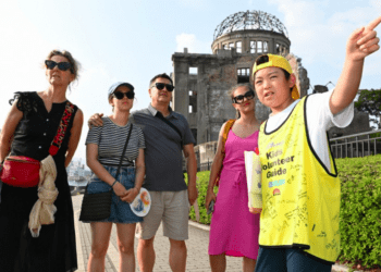 Guia mirim de 12 anos recebe visitantes estrangeiros a Hiroshima e relata em inglês o sofrimento da guerra