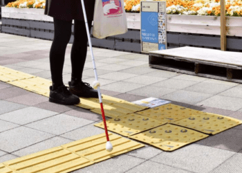 Calçadas táteis ‘falantes’ enriquecem a vida de deficientes visuais