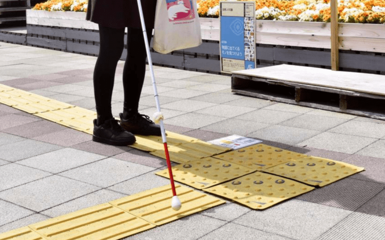 Calçadas táteis ‘falantes’ enriquecem a vida de deficientes visuais
