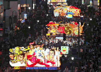 Carros alegóricos desfilam pela cidade de Aomori; o Festival Nebuta de 5 dias começa com tudo