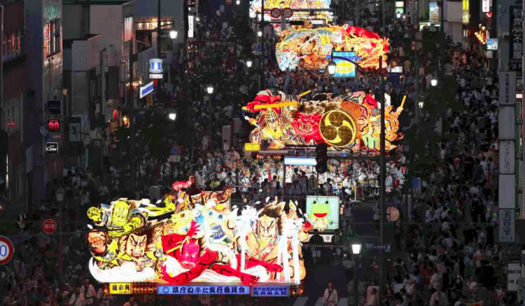 Carros alegóricos desfilam pela cidade de Aomori; o Festival Nebuta de 5 dias começa com tudo