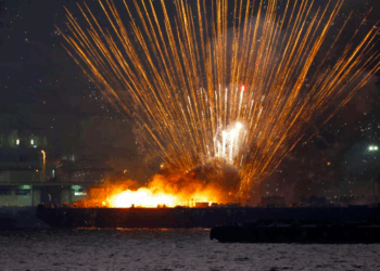 Barco com fogos de artifício pega fogo no festival de Yokohama