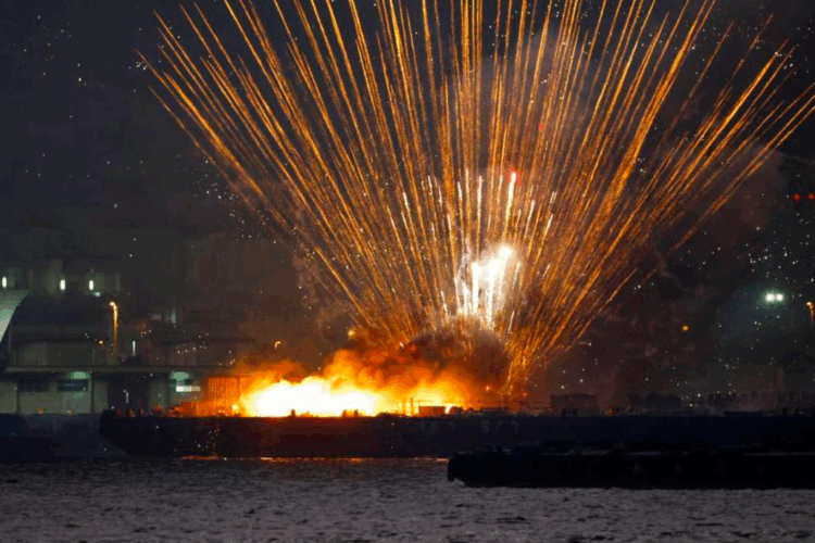 Barco com fogos de artifício pega fogo no festival de Yokohama