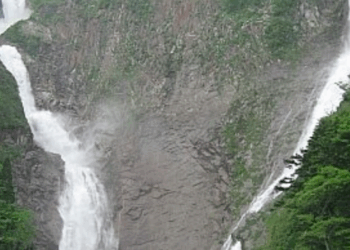 Maior cachoeira de queda livre de Yamagata encanta visitantes com iluminação noturna