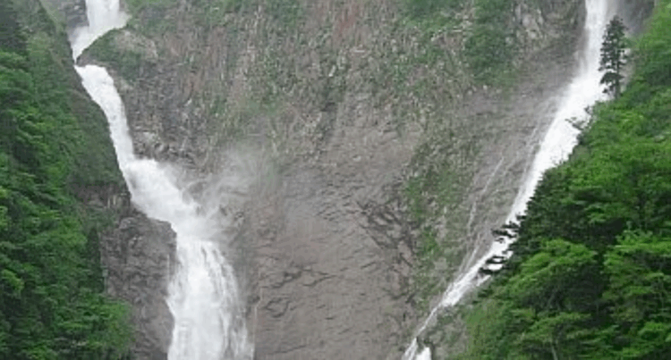 Maior cachoeira de queda livre de Yamagata encanta visitantes com iluminação noturna