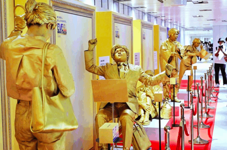 Estátuas humanas chamam atenção em Osaka para alertar sobre os perigos de longos períodos na mesma postura