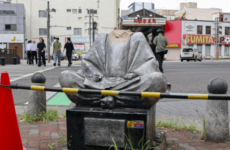 Estátua de senhor da guerra do século XVI decapitada em Nagoya