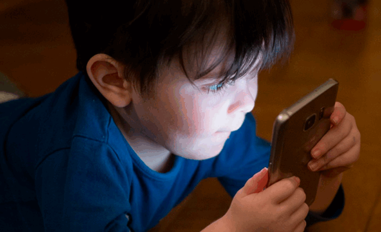 Celulares podem causar estrabismo