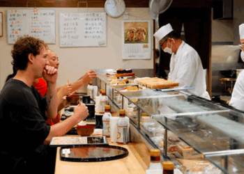 Turistas estrangeiros levam gorjetas ao Japão e reacendem debate sobre prática no setor de restaurantes