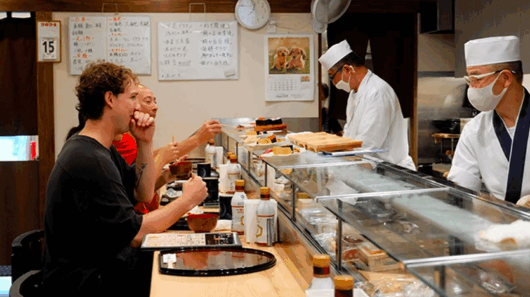 Turistas estrangeiros levam gorjetas ao Japão e reacendem debate sobre prática no setor de restaurantes