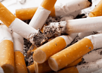 Especialistas defendem proibição global de filtros de cigarro por riscos à saúde e ao meio ambiente