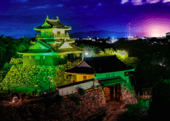Castelo de Hamamatsu é iluminado em verde e amarelo em celebração da Independência do Brasil