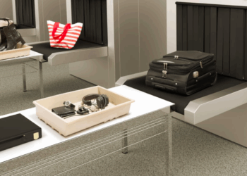 Agente de segurança é preso por roubar dinheiro de passageiros no Aeroporto de Haneda