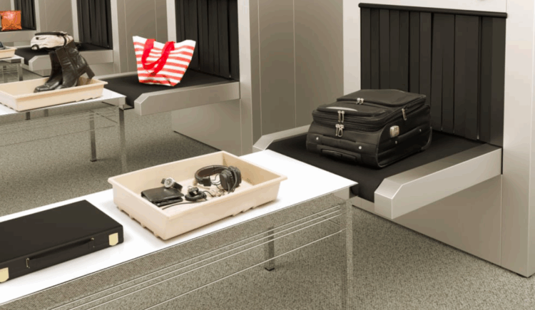 Agente de segurança é preso por roubar dinheiro de passageiros no Aeroporto de Haneda