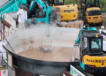 Festival em Yamagata reúne 30 mil pessoas com sopa “imoni” feita em panela gigante