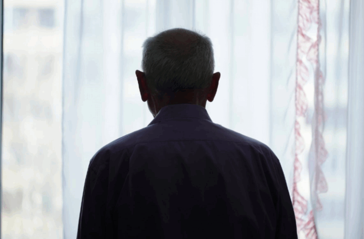 Governo japonês estudará iniciativas privadas para prevenir solidão de idosos