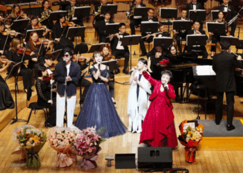 Cantora Tokiko Kato retorna a Harbin após 44 anos e pede paz entre Japão e China