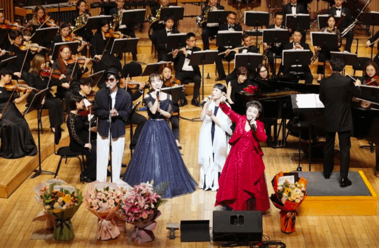 Cantora Tokiko Kato retorna a Harbin após 44 anos e pede paz entre Japão e China