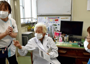 Médica de 100 anos segue atendendo pacientes na província de Wakayama