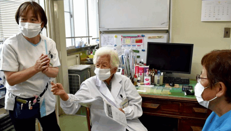Médica de 100 anos segue atendendo pacientes na província de Wakayama