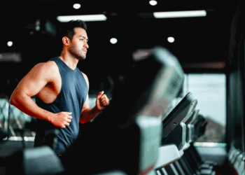 Estudo japonês aponta que musculação pode melhorar o sono, enquanto exercícios intensos de cardio o prejudicam