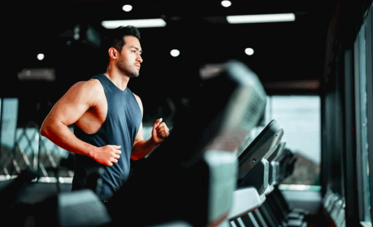 Estudo japonês aponta que musculação pode melhorar o sono, enquanto exercícios intensos de cardio o prejudicam