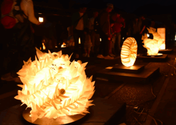 Luzes de papel iluminam o outono na histórica cidade de Mino, em Gifu