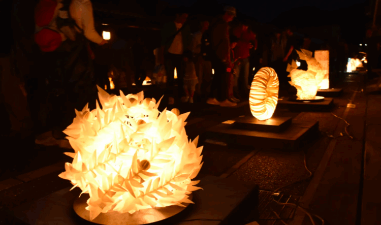 Luzes de papel iluminam o outono na histórica cidade de Mino, em Gifu
