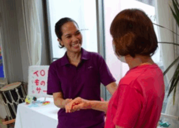 Estrangeiros tornam-se essenciais em lares de idosos no Japão diante da escassez de cuidadores