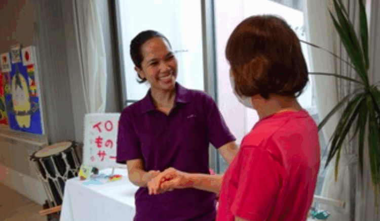 Estrangeiros tornam-se essenciais em lares de idosos no Japão diante da escassez de cuidadores