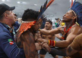 Manifestantes indígenas invadem entrada da COP30 em Belém e entram em confronto com seguranças