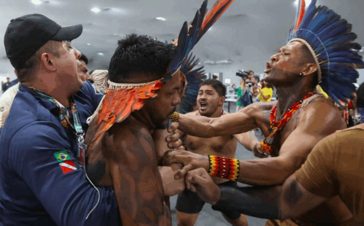 Manifestantes indígenas invadem entrada da COP30 em Belém e entram em confronto com seguranças