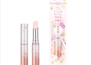 A rede de lojas 7-Eleven do Japão está oferecendo um batom com extrato de sakura abençoado por um templo de Kyoto com 300 anos de história