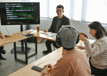 Distúrbio auditivo invisível afeta estudantes e trabalhadores no Japão