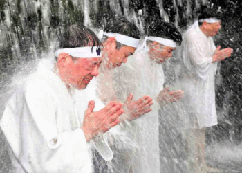 Fiéis enfrentam cachoeira gelada no período mais frio do ano no Japão