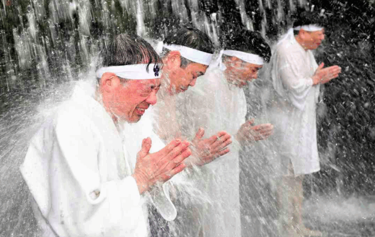 Fiéis enfrentam cachoeira gelada no período mais frio do ano no Japão