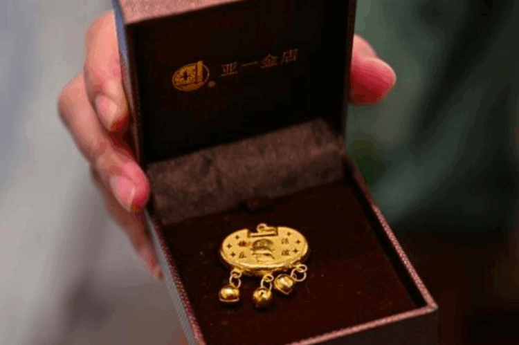 Alta histórica do ouro leva chineses a vender relíquias familiares em máquinas de reciclagem