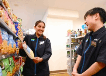 Estudantes estrangeiros sustentam konbinis no Japão, mas vistos travam ascensão