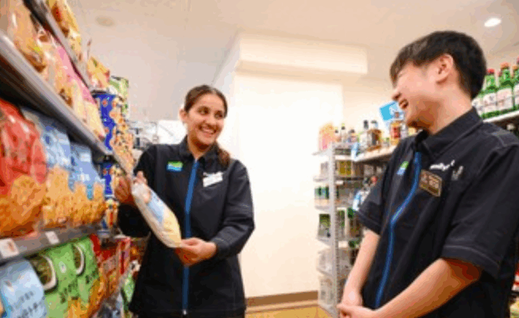 Estudantes estrangeiros sustentam konbinis no Japão, mas vistos travam ascensão