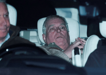 Príncipe Andrew é libertado após prisão por suspeita de enviar documentos a Jeffrey Epstein