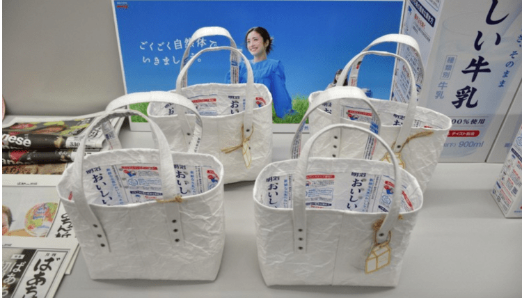 Embalagens de leite viram bolsas sustentáveis no Japão
